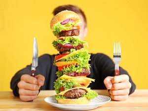 Aşırı Yemek Yeme İsteği Neden Olur? Nasıl Bastırılır?