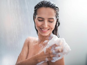 Ayakta Duş Almak Saç Döker mi? Zararları Nelerdir?
