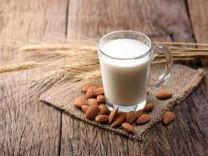 Badem Sütü Nasıl Yapılır? Kalorisi, Faydaları ve Fiyatı
