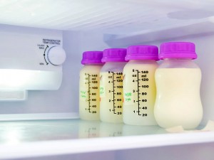 Dondurulmuş Anne Sütü Nasıl Çözülür? Ne Kadar Dayanır? Nasıl Taşınır?