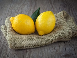 Göze Limon Sıkmak Zararlı mı? İyi Gelir mi?