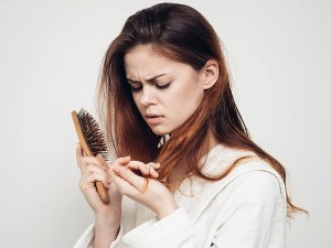 Kadınlarda Saç Dökülmesi Neden Olur? Ne İyi Gelir? Nasıl Anlaşılır?