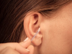 Kulak Kiri Belirtileri Nelerdir? Neden Olur? Kulak Kiri Temizlemesi Nasıl Olur?