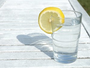 Limonlu Su Yağ Yakar mı? Ne İşe Yarar? Faydaları ve Diyeti