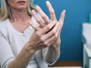 Romatoid Artrit Nedir? Belirtileri, Evreleri, Tedavisi ve Beslenme Önerileri